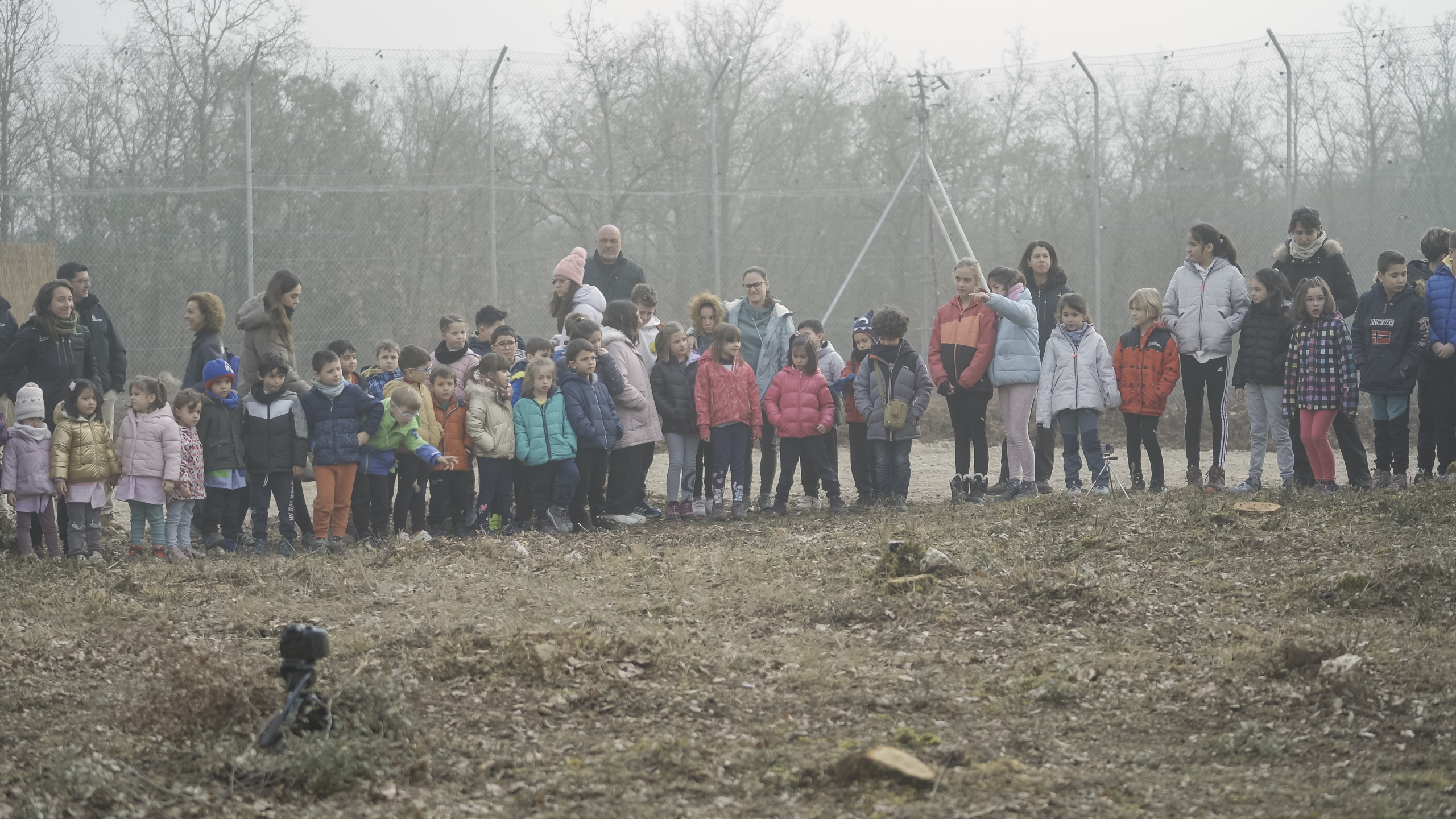 Evento con niños, cazadores, ganaderos y políticos en la liberación de dos linces ibéricos en Astrudillo, Palencia - El Retorno del Guardián, documental sobre la reintroducción del lince ibérico en Monegros sur (Aragon), Agencia de comunicación: Apache Comunicación