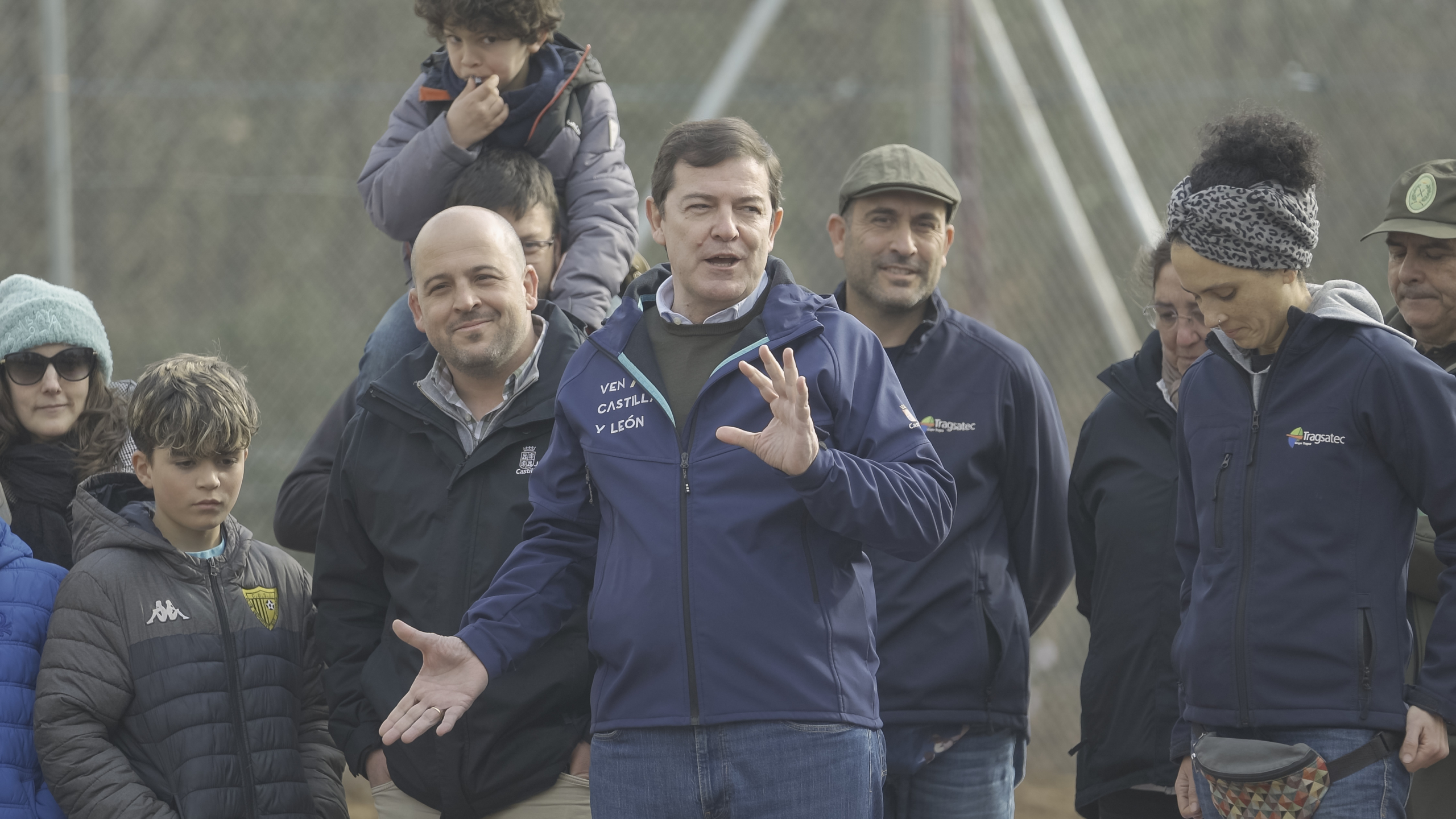 Evento con niños, cazadores, ganaderos y políticos en la liberación de dos linces ibéricos en Astrudillo, Palencia - El Retorno del Guardián, documental sobre la reintroducción del lince ibérico en Monegros sur (Aragon), Agencia de comunicación: Apache Comunicación