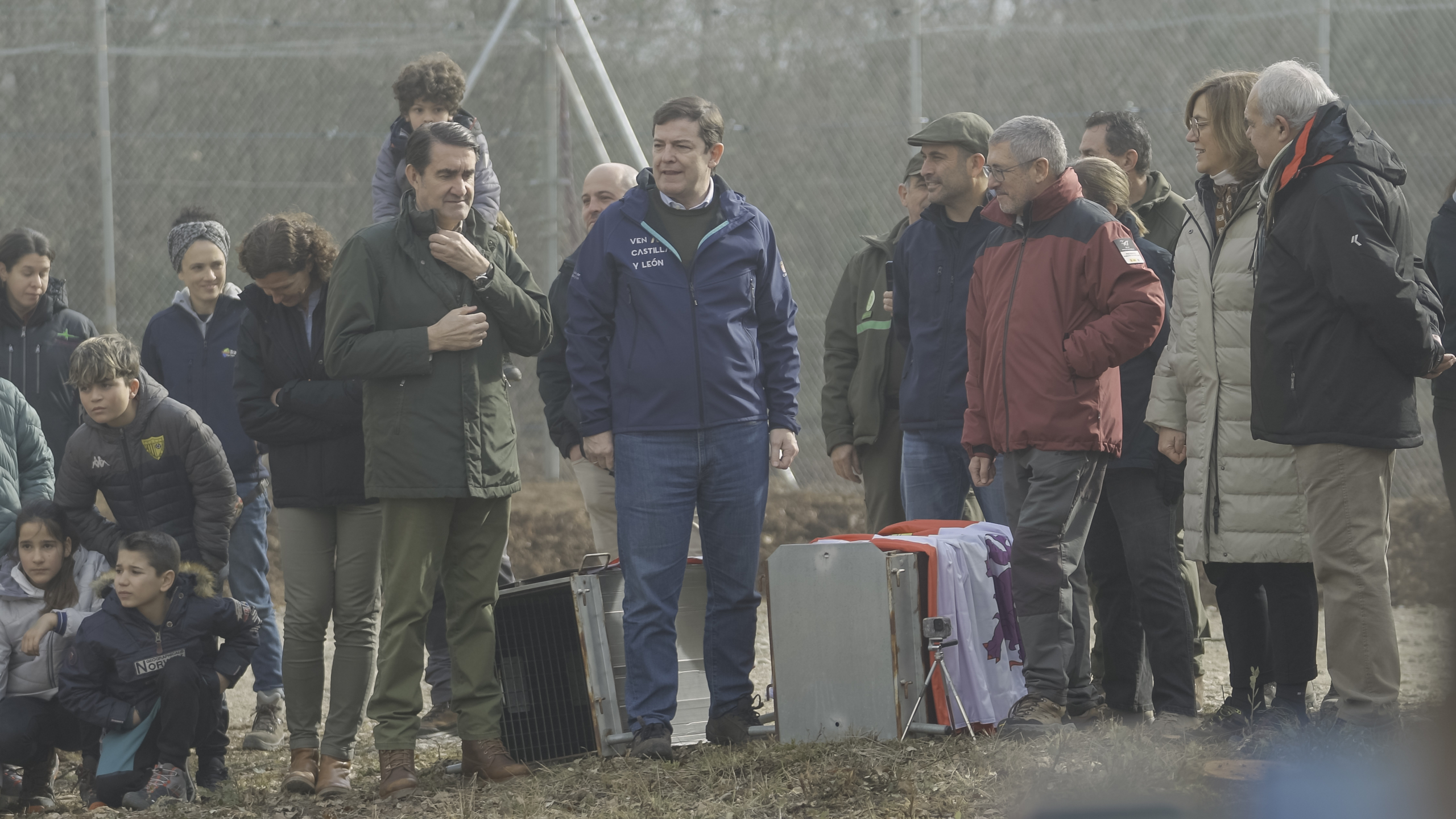 Suelta de los dos linces con niños, cazadores, ganaderos y políticos en la liberación en Astrudillo, Palencia - El Retorno del Guardián, documental sobre la reintroducción del lince ibérico en Monegros sur (Aragon), Agencia de comunicación: Apache Comunicación