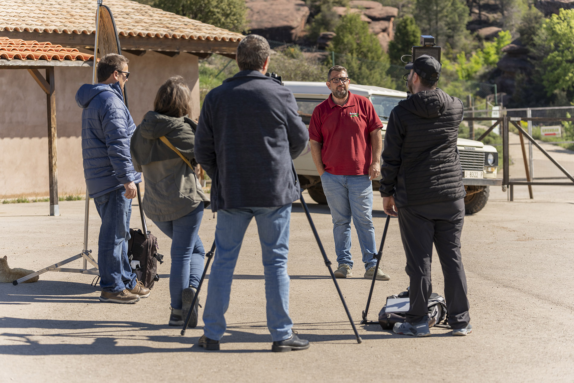 Equipo en entrevista a Roberto, director de La Maleza -El Retorno del Guardian